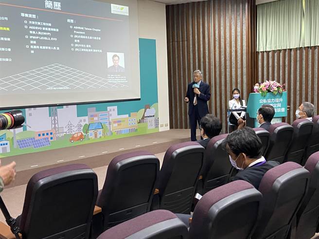 工研院30日在中科举办「公私协力提升供电稳定与绿色价值座谈会」，产业分享自建再生能源设备，帮助电力永续又低碳。（卢金足摄）