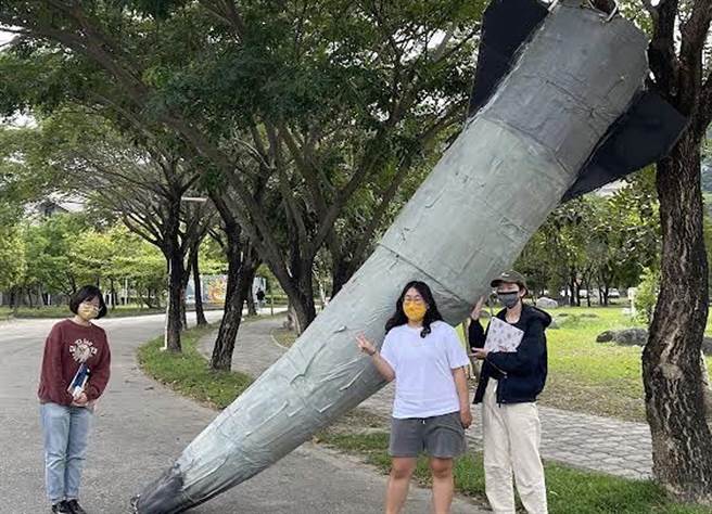 台东大学3位女大生李沛玹（左起）、林暐婷、刘奇霓紧扣国际时事，打造飞弹摆放校园中，引起话题。（刘奇霓提供／庄哲权台东传真） 