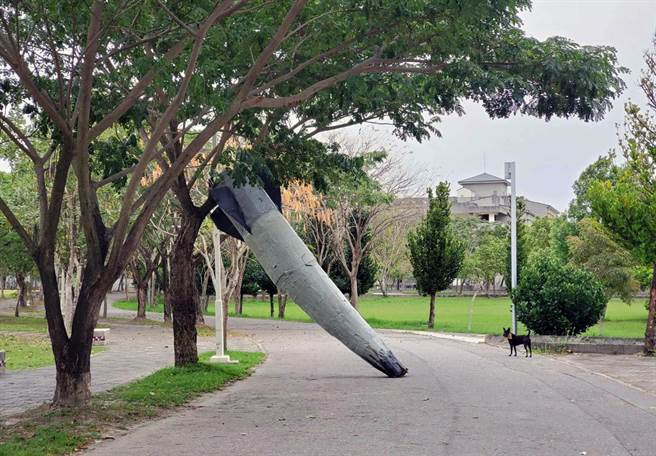 台东大学美术产业学系3位女大生打造飞弹摆放校园中，引起话题。（刘奇霓提供／庄哲权台东传真）