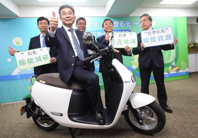 台塑企业(台塑、南亚、台化及台塑石化等)以2050年达到碳中和为愿景，积极推动ESG(环境保护、社会责任、公司治理)作业，各项节能减废、温室气体减量等改善工作，现在更是国内首家大型企业直接补助员工新(换)购电动机车，并与国内电动机车合作共同落实减碳。（张铠乙摄）