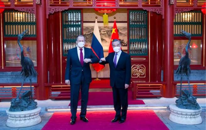 中国国务委员兼外长王毅与俄罗斯外长拉夫罗夫今天在安徽屯溪市会晤。（中国外交部官网资料照片）