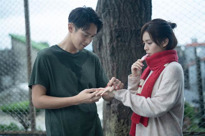 柯震東（左）、宋芸樺推薦情人一起觀賞《月老》。（麻吉砥加電影提供）