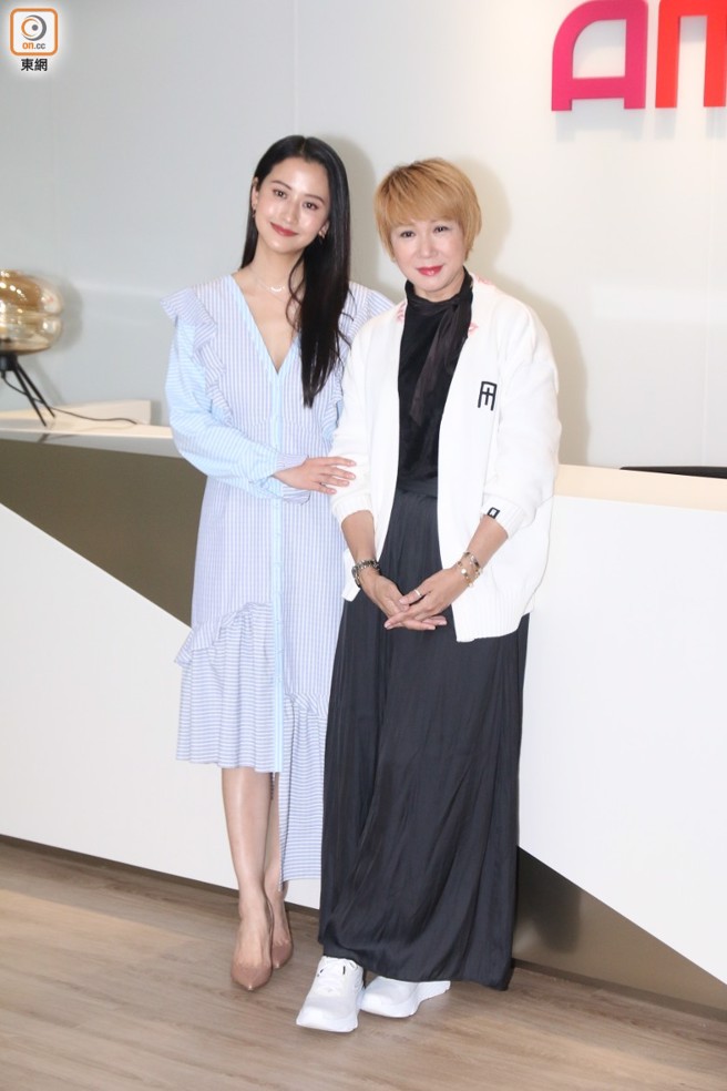 54岁崔加宝保养得宜。左为陈雅丽。（图／翻摄东网）