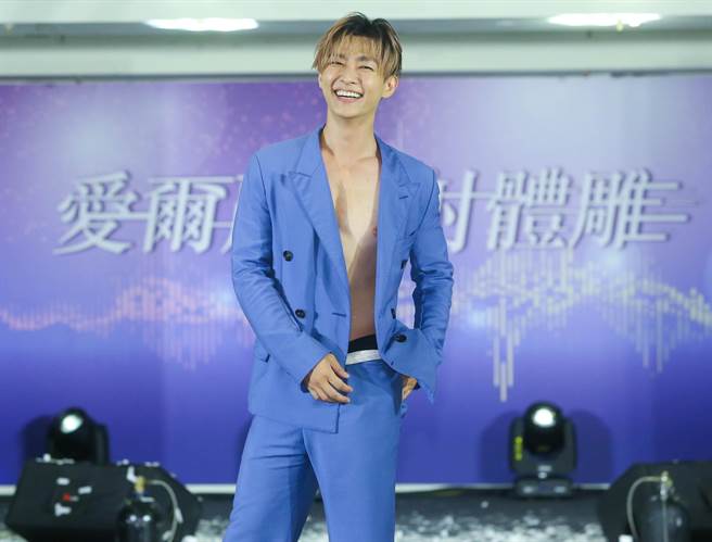 炎亚纶表示很满意自己的胸肌。（粘耿豪摄）