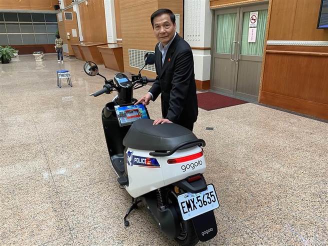 曾任2届平镇市长、2届议员的陈万得，并未登记参选下届桃园市议员，他否认跟妻子吕玉玲是否选市长相关，强调「委员是委员」，希望世代交替，给年轻人机会。（蔡依珍摄）