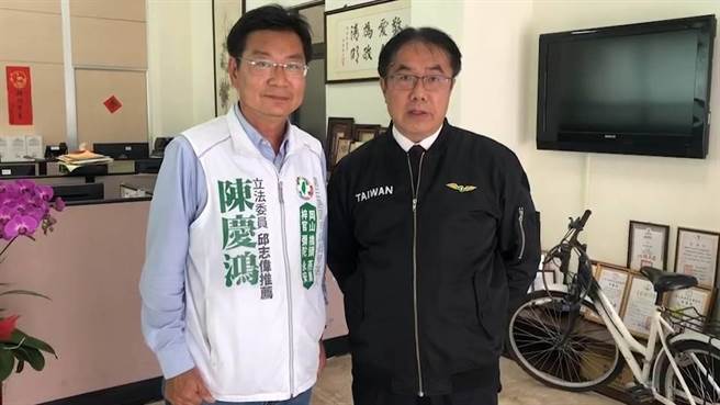 台南市長黃偉哲（右）為民進黨大岡山議員參選人陳慶鴻加油打氣。（邁向過半大聯盟提供／林瑞益高雄傳真）