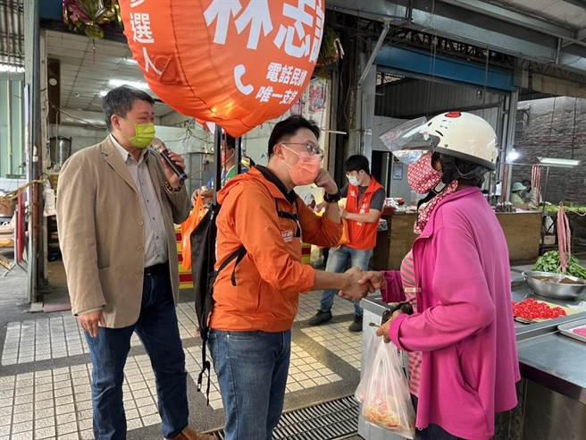 民進黨大岡山議員參選人林志誠（中）近來努力拜訪基層民眾。（林志誠提供／林瑞益高雄傳真）