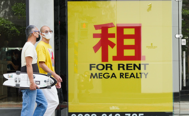 行政院明天擬通過「300億元中央擴大租金補貼專案」，估受惠戶數將提升至50萬。圖為民眾經過大型租屋看板。（圖／本報資料照）