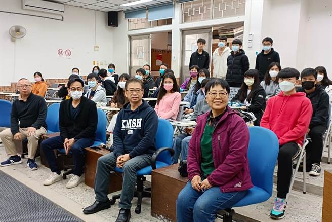 国立金门大学携手金门高中办理「建筑设计」微课程，带领高中同学透过建筑语汇和建筑样式，探索洋溢生活美学与丰富情感的建筑世界。（金大提供）