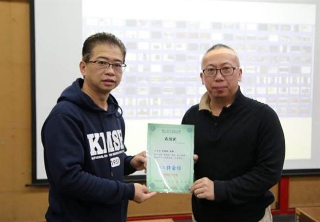 金大建筑系老师李俊凯（右）开讲「建筑设计」微课程。图左为金中校长许自佑。（金大提供）