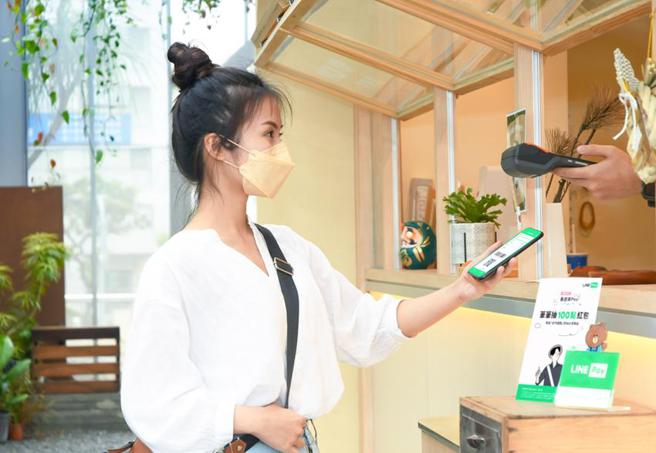 （LINE Pay首度串联台中超过70个涵盖吃喝玩乐的景点推出「春游台中」活动限定回馈，笔笔消费可抽LINE POINTS 100点。图／LINE Pay提供）