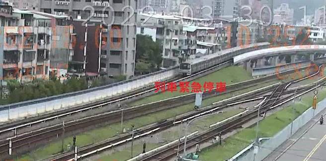 台北捷運淡水信義線1部由北投開往淡水的列車，行駛途中，軌道上竟出現長達近7公尺的鐵片。（北捷提供）