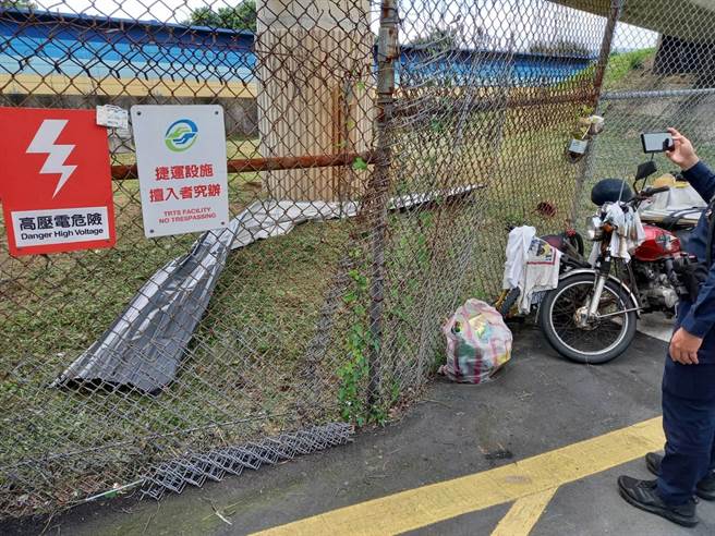 北捷表示，掉落軌道的傾斜鐵片來自附近民宅屋頂，大小約6.9公尺乘0.9公尺。（北捷提供）