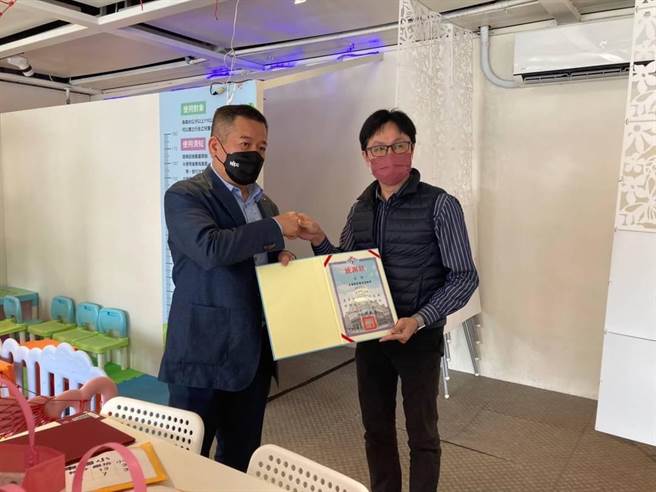 陳漢鍾說，此協會都以行動表達關懷，盼更多善心人士可以以同慷慨解囊、發揮愛心，加入他們行列，讓孩童、老人都能感受到社會給予的溫暖。（宜蘭縣鼎護協會提供／吳佩蓉宜蘭傳真）