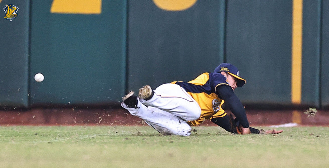 中信兄弟陈子豪滑接时不慎弄伤右手。（中信兄弟提供）