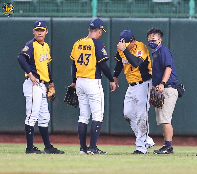 中信兄弟陈子豪（右二）守备时滑接受伤，退场送医检查结果出炉。（中信兄弟提供）
