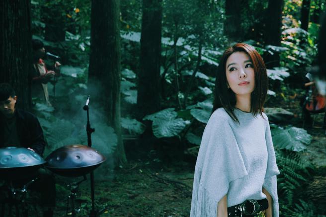 田馥甄将在5月13至16日于高雄巨蛋举办「一一」巡演，同是她第3度登上高雄巨蛋开唱，4场共4万张门票在30日中午起售，一开卖全数秒杀，粗估吸金1亿800万元。（图／何乐音乐提供）