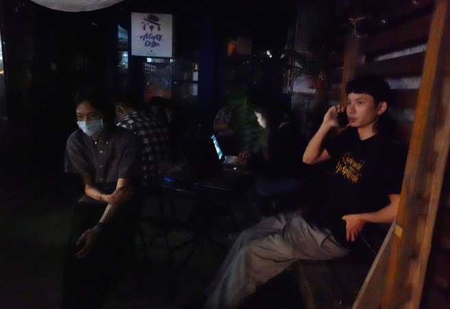 台北市士林捷运站附近商圈30日晚间发生停电状况，店家与顾客在门口外等候復电。（姚志平摄）