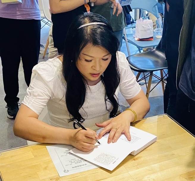 嘉磐慈善基金会公益课辅平台，邀请励志书籍《转念创造无限》作者洪榛林担任传爱大使。（嘉磐慈善基金会提供／卢金足台中传真）