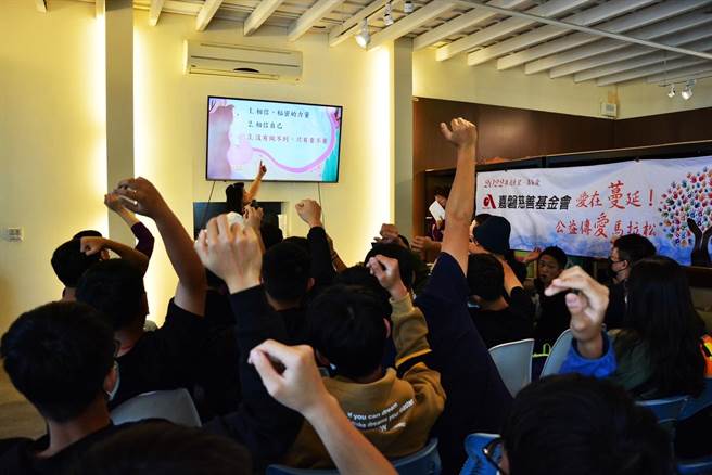嘉磐慈善基金会选择在逗点青少年公益商店举行生命教育讲座。（嘉磐慈善基金会提供／卢金足台中传真）