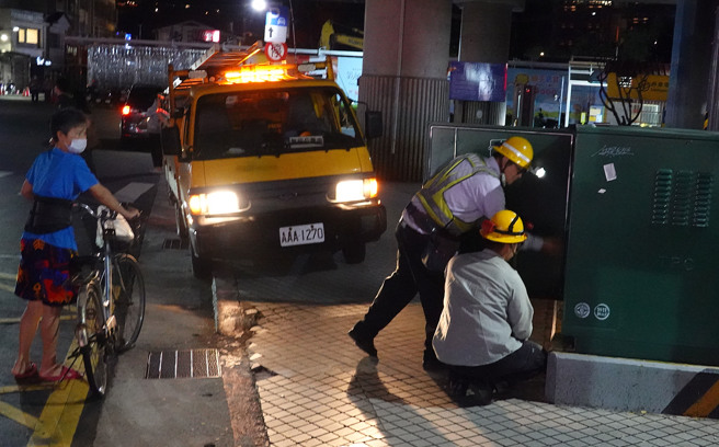 台北市士林捷运站附近商圈30日晚间发生停电状况，台电工作人员在附近检查情况。（姚志平摄）