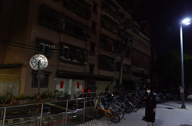 台北市士林捷运站附近商圈30日晚间发生停电状况，不少公寓陷入一片漆黑。（姚志平摄）