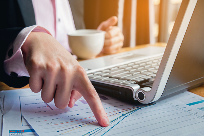 有男網友見科技業分紅破千萬元，好奇「醫生看到科技業分紅會覺得絕望嗎」。（示意圖／Shutterstock）