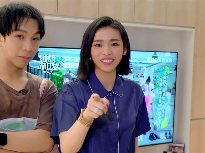 嘟嘟（右）爆氣警告老公聖結石不准亂砸錢買高價收藏，左為派翠克。（東森提供）