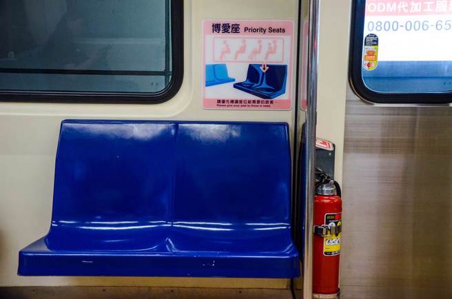 1名母親日前搭捷運一手抱孩子，一手拿推車進入車廂，但卻沒有人願意讓座，最後是1名年輕人「臉很臭」地讓位，她痛批「非常心寒，這是我們生活的地方。（資料照）