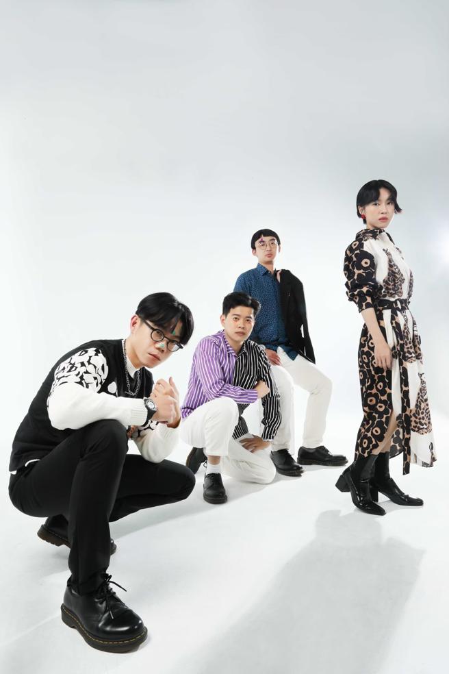 淺堤出第二張專輯《婚禮之途》獲得各方好評，在專場、音樂祭上吸引大票粉絲到場支持，此次為本報獻上首次「表」現 。（攝影/石智中、表／SWATCH、服裝/Marimekko 、Paul Smith、造型/豆豆@漂亮東西、髮/Allen Chueh @HAIRMOSA LAB、妝/Eddi Shi、Melody Chan）