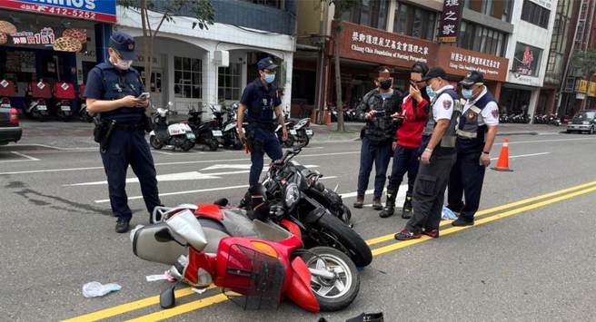 23岁陈男南下高雄牵车，不到24小时就撞上违规的88岁老妇，让他崩溃不已，久久不愿离开现场，连警方都看不下去劝他先就医。(图／翻摄照片／高雄洪靖宜传真)