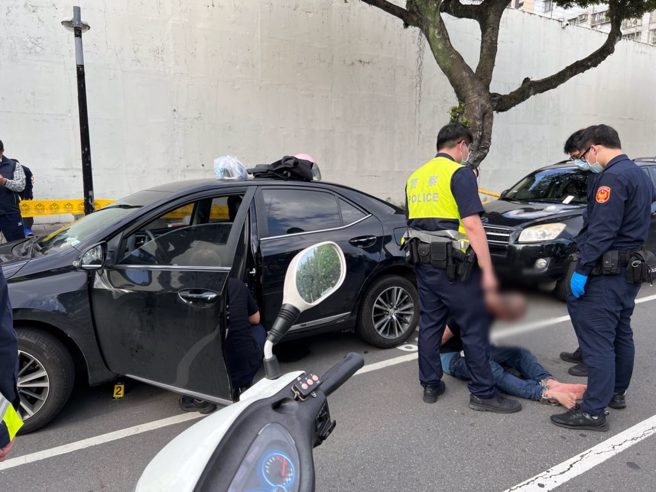 新北土城驚傳槍響，員警遭拒盤查毒蟲持槍瞄準，員警閃避立刻鳴槍並壓制逮人。(翻攝照片)