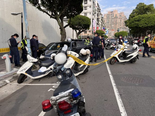 新北土城驚傳槍響，員警遭拒盤查毒蟲持槍瞄準，員警閃避立刻鳴槍並壓制逮人。(翻攝照片)