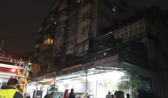 北市内湖区东湖路一家餐厅，30日晚间22时31分发生火警，所幸无人受伤。(翻摄照片／林郁平台北传真）