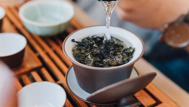 外传某家在地知名传产公司的倒茶工读生，年薪竟高达80万，薪资明细曝光让眾人看傻。(示意图/达志影像)