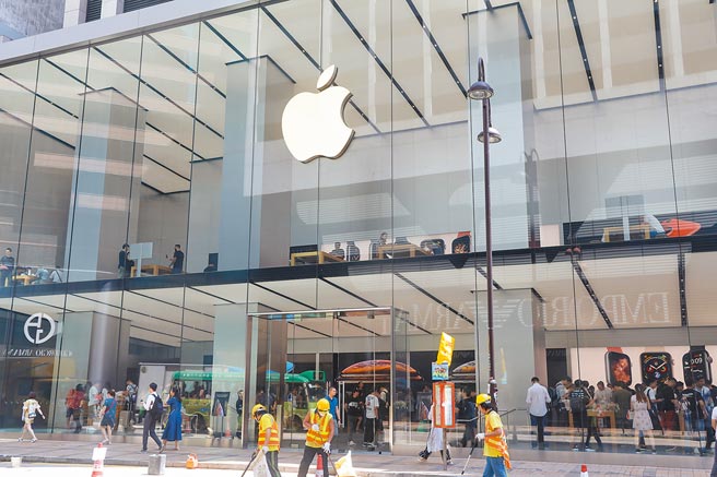 据传苹果因需求冷淡，将把2022全年AirPods订单减少逾千万个，重挫在此产品制造颇具重要性的歌尔股份及立讯精密股价。图／中新社