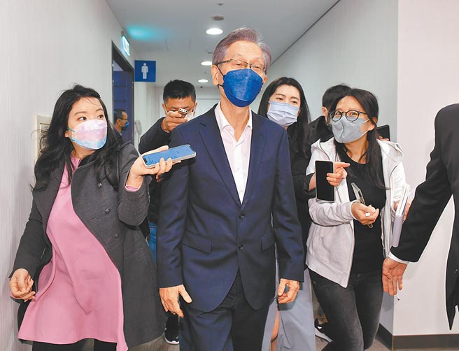 华硕29日与国家卫生研究院、NVIDIA三方策略结盟，启动「AI生医资讯创新研究暨应用服务中心」合作案。华硕董事长施崇棠（中）出席，对于记者提问俄罗斯问题不愿多做回应。图／王德为