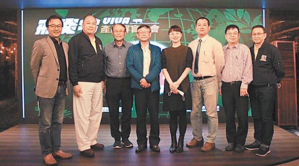 专家齐聚研讨绿豆皮醇在动物保健领域的应用；图为京冠生技董事长杨青山（左二）、屏东科大动物科学与畜产系副教授谢豪晃（左三）、台大兽医专业学院名誉教授周晋澄（左四）、台大兽医专业学院副教授陈慧文（右四）、屏东科大兽医学系教授林昭男（右三）、兽医师公会全国联合会理事长谭大伦（右二）、京冠生技技术总监尤封陵（右一）、乔依特生技博士陈志祥（左一）会后合影。图／林宜蓁