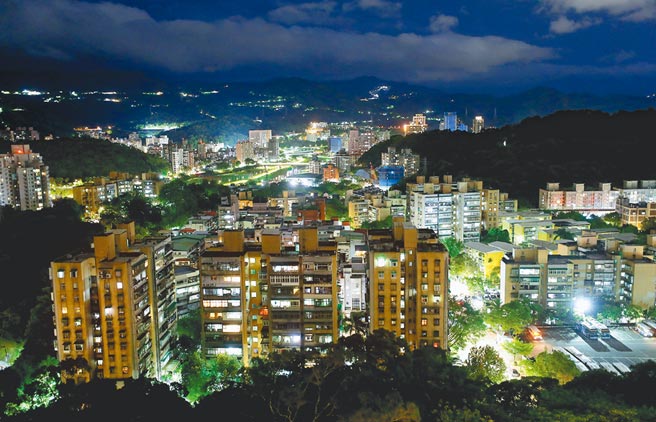 经济部29日进行2022年第1次电价费率审议会议，近期因俄乌战争使国际燃料价格大涨大跌，加剧市场价格的不确定性，审议会考量调涨电价可能对国内蠢蠢欲动的物价造成影响，因此对此次电价调整案并未做出决定，待情势较为明朗后再召开临时会议，做出合适判断。（季志翔摄）