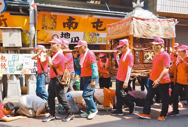 農曆3月瘋媽祖，由於本土疫情爆發，疫情指揮中心29日要求宗教遶境遊行不鑽轎腳、不搶轎。（本報資料照片）
