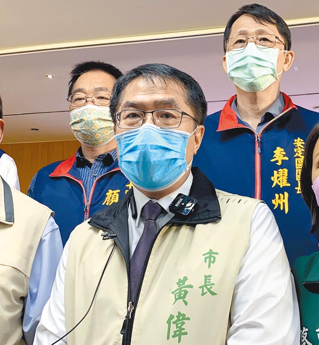 台南市長黃偉哲（前）指出，日前基隆警界爆發傳染鏈，南市府戒慎恐懼，即日起台南市警察限制非必要應酬、聚餐，但家庭聚餐則不受限制。（曹婷婷攝）