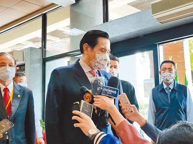 前总统马英九昨日出席救国团青年节全台优秀青年表扬大会，会前接受媒体採访。（李侑珊摄）