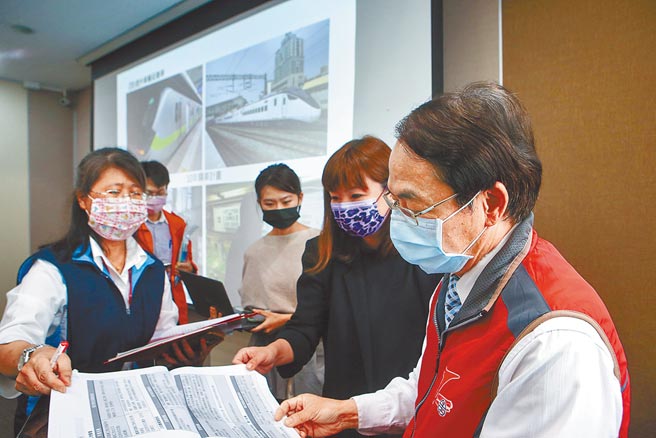 台鐵29日舉行「台鐵安全改革推動情形」記者會，台鐵營運安全處處長林景山（右）表示，今年持續推動25項方案，並加以滾動式檢討，強化安全維護及管理能量，並配合專業機構辦理SMS第三方評鑑，確保有效落實執行。（鄧博仁攝）