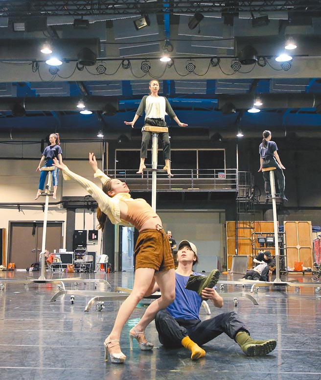 國家文藝獎得主何曉玫舞作《默島新樂園》22日在台北試演場排練，舞者站上特殊裝置，搬演模擬家將神祇、檳榔西施、布袋人偶、芭比娃娃等肢體動作。（趙雙傑攝）