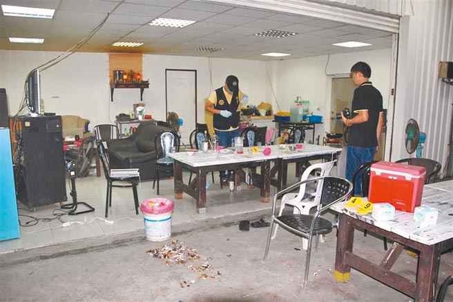 台南市安平区前渔光里长李茂松持枪射击黄亭皓，黄持鱼刀反击致李伤重不治，事后鑑识员警前往现场搜证。（本报资料照片）