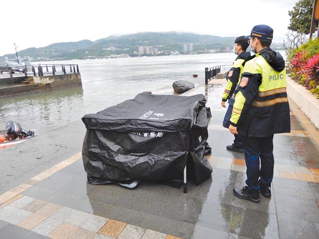 鄭姓高中生與友人慶祝16歲生日，酒後眾人起鬨，要鄭生跳淡水河，未料，鄭生跳河後未再浮起，警消獲報進行搜救打撈，3日後鄭姓少年已成冰冷遺體，圖為警方拉起遺體帷幕展開採證。（翻攝照片／戴上容新北傳真）