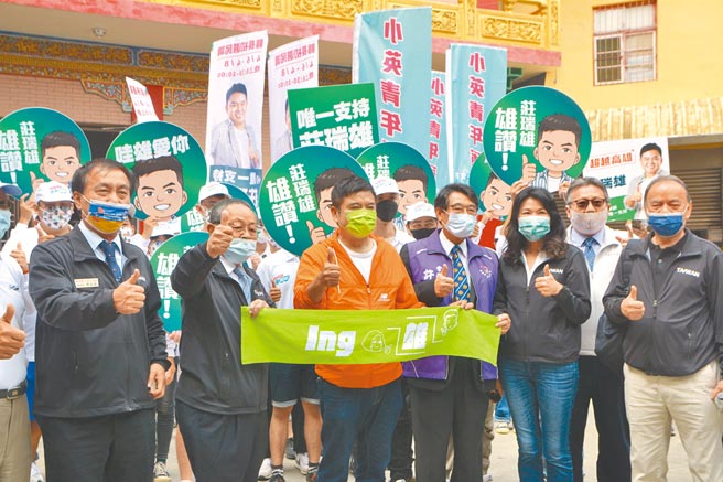 针对选举广告爆战火，立委庄瑞雄（前排右四）29日出席「全国小英之友‧骑心支持庄瑞雄」记者会时驳斥，强调自己并非撕裂民进党。（谢佳潾摄）