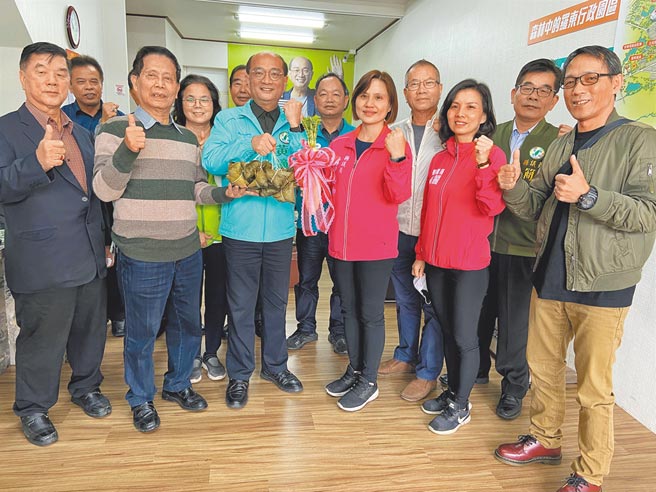 黃適超陣營找來民進黨宜蘭縣議會黨團拉抬聲勢，希望穩固黃適超在羅東的基本長輩票。(吳佩蓉攝)