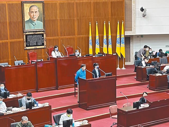 地政局局长张治祥(右)与民政局局长蓝世聪(左)29日接受社子岛开发案质询。（黄可昀摄）