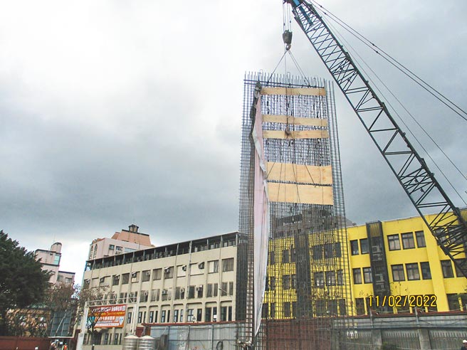 北市许多校园都在兴建活动中心或改建教学大楼，此为内湖国中综合大楼新建工程。（摘自北市工务局新工处官网）